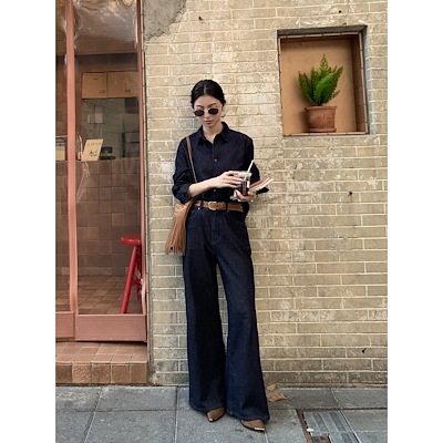 紺色のレトロなワイドジーンズ