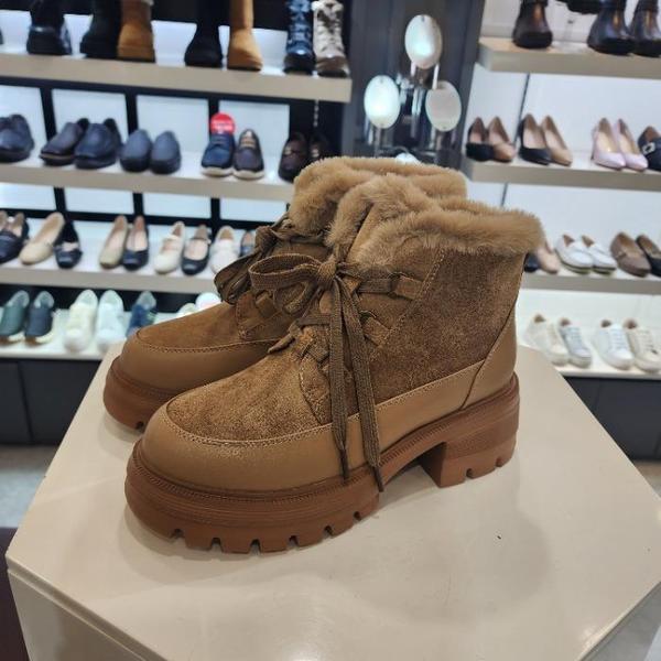 HC10 女性チャンキーウォーカーファーブーツベージュ LCWA74U54C35 (42077514) 18,360円