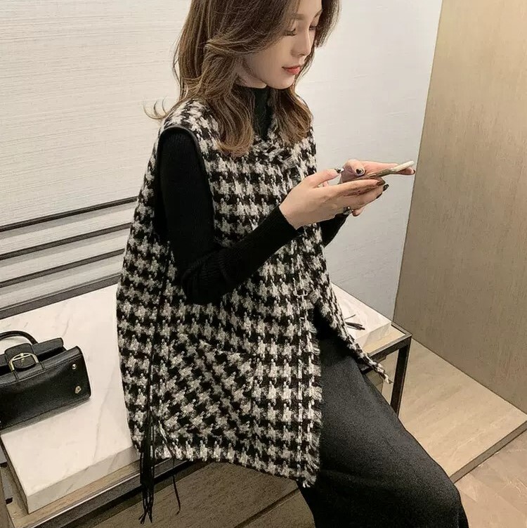 トップス ベスト ノースリーブ ラウンドネック 襟なし ワイド ポケット 前開き フリンジ サイドフリンジ かわいい 大人可愛い きれいめ カジュアル おしゃれ お洒落 大人女子 こなれ感 エレガント