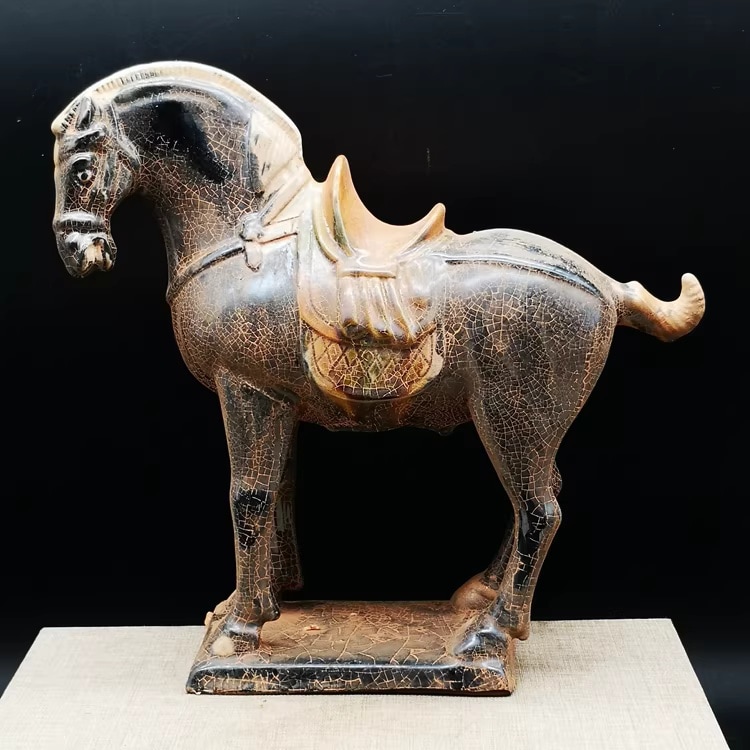中世黒釉陶器の戦馬像 20.5×21×7.5cm 馬クラブの乗馬愛好者向けギフト 馬の贈り物 男女を問わずの馬友人偶 自然部屋の装飾・屋外テラス用 動物像