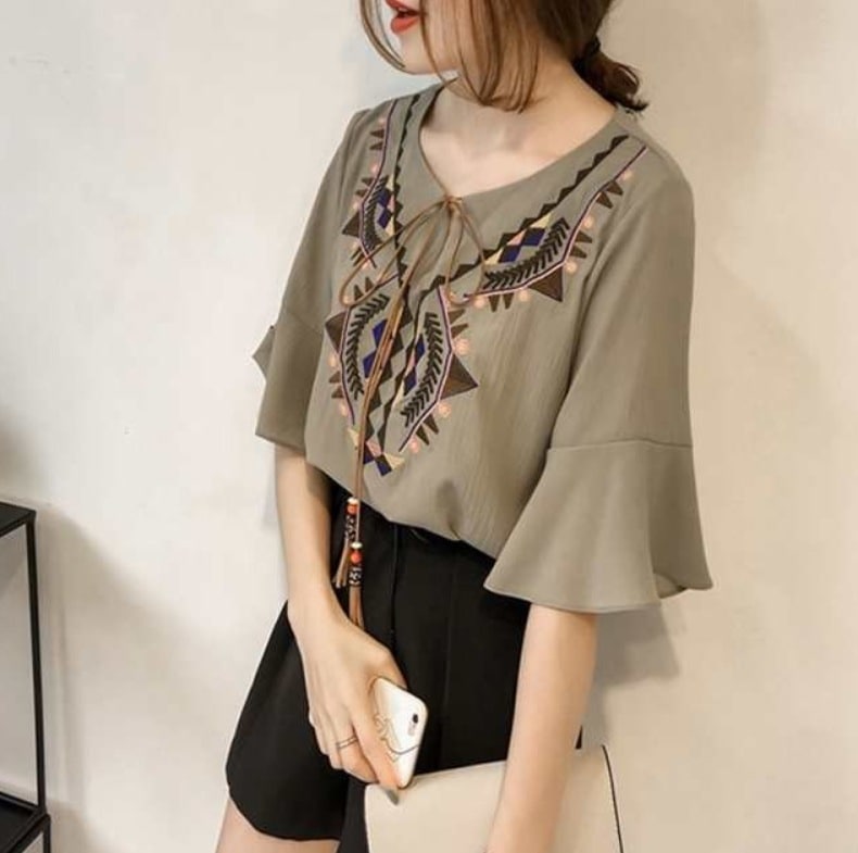 【2025新作入荷】トップス ブラウス エスニック ふんわり袖 フレアスリーブ キーネック ナチュラル 半端袖 ５分袖 カジュアル 20代 30代 40代 通勤 通学