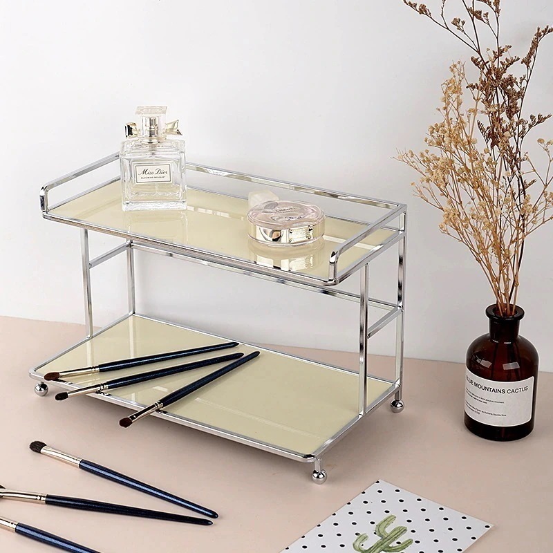 学生寮の二階の物置棚は簡単なテーブルの洗面台の浴室のトイレの風呂のカウンターの雑物の収納棚です