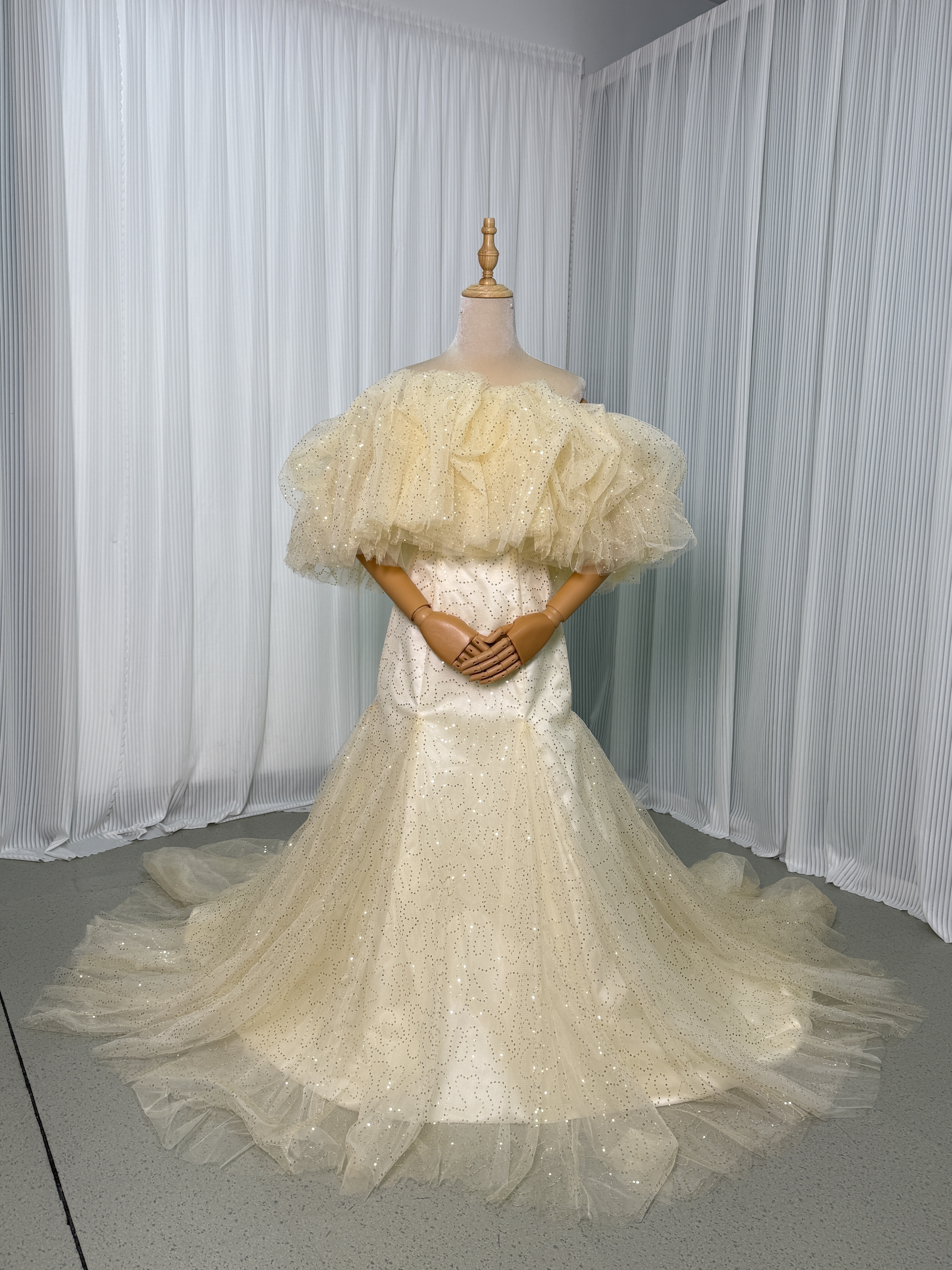 カラードレス 薄シャンパンの色 オフショルダー デザイン感 キラキラチュール 細見えシルエット 前撮り