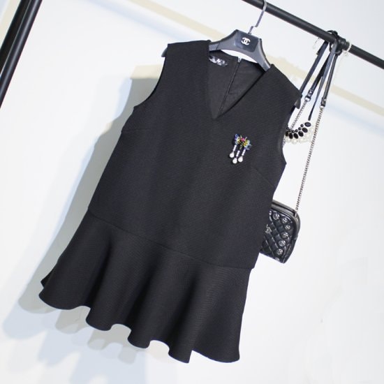 【取寄：納期2週間】ベスト レディース トップス ノースリーブ Vネック パール 装飾 蜂 フレア 黒 ブラック 大きいサイズ シンプル 無地 カジュアル お出掛け 重ね着 秋冬 フリル