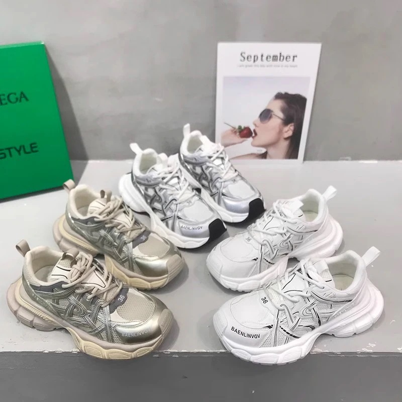 お父さんの靴の薄いネットの夏の通気性の女性の靴の2024新型のカジュアルな靴のつなぎ合わせのひものビスケットの底の百合の潮