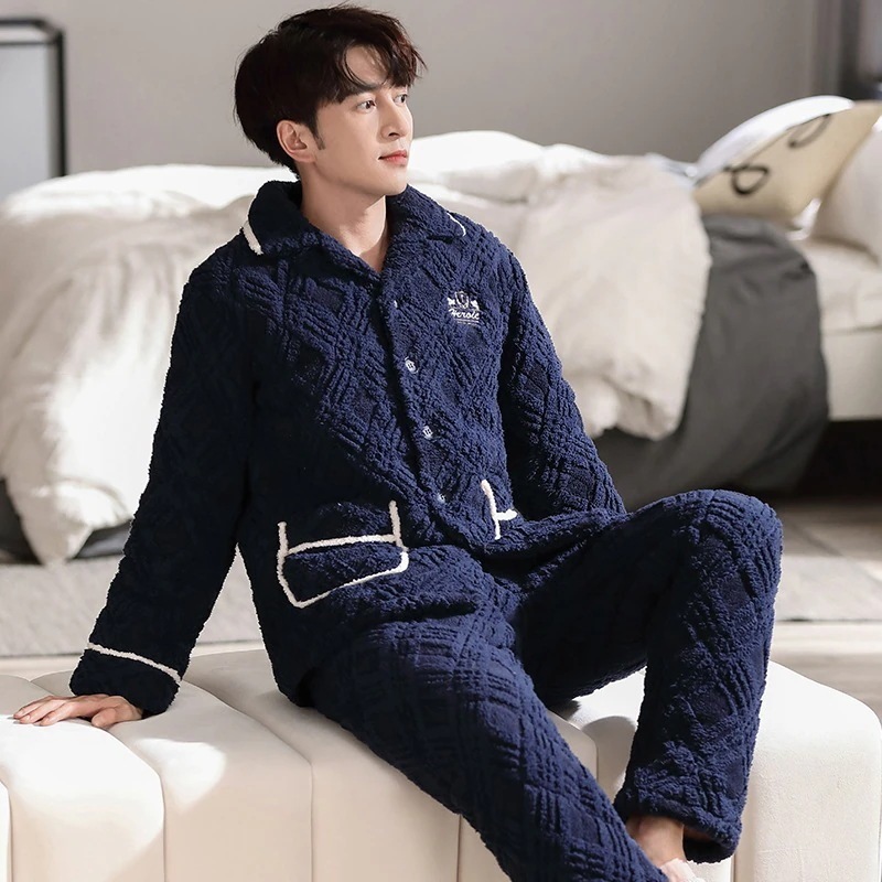 の三階は男性のパジャマを厚くして綿を挟んで保温フランネルの家庭服セットを着ることができる