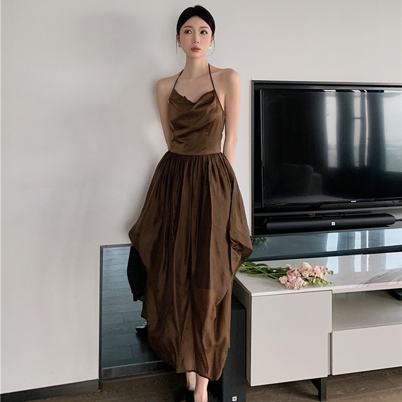 スリングドレス 女性デザイン ホルターネック 折り目 不規則エッジ ノースリーブ スリム 薄手 ロングドレス 夏