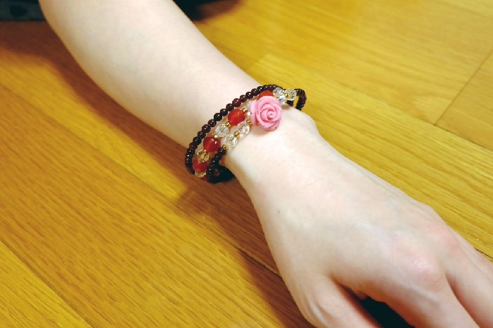 バラの貴石ブレス ガーネットタイプ赤メノウ/ガーネット/白水晶/パワーストーン ブレスレット