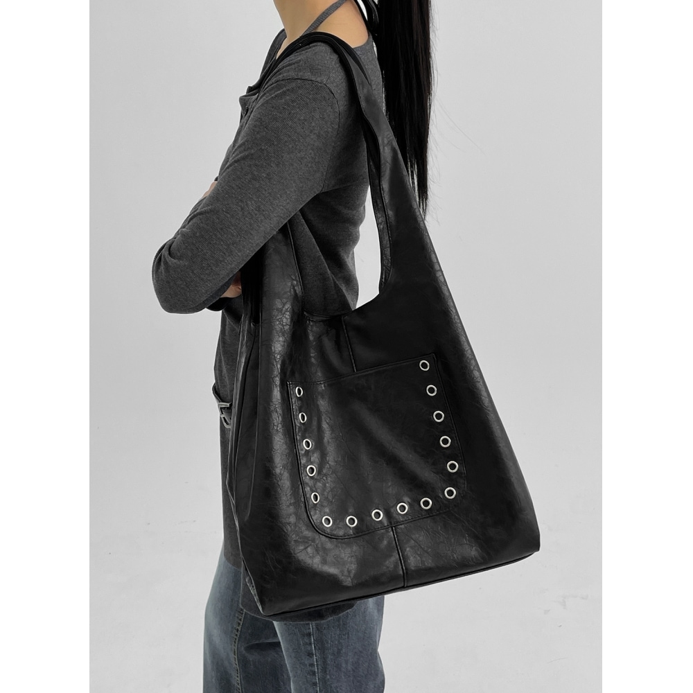 ブラックアップ【春新品】リエルバンアイレットレザーショルダーバッグ