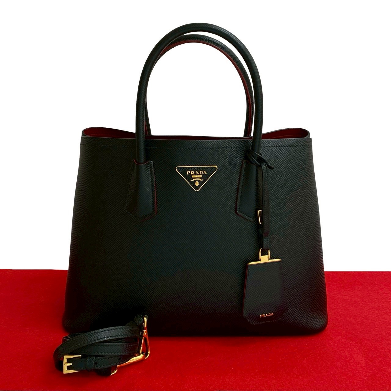 三角ロゴ 金具ショルダーバッグ レザー ブラック 48902 102,300円