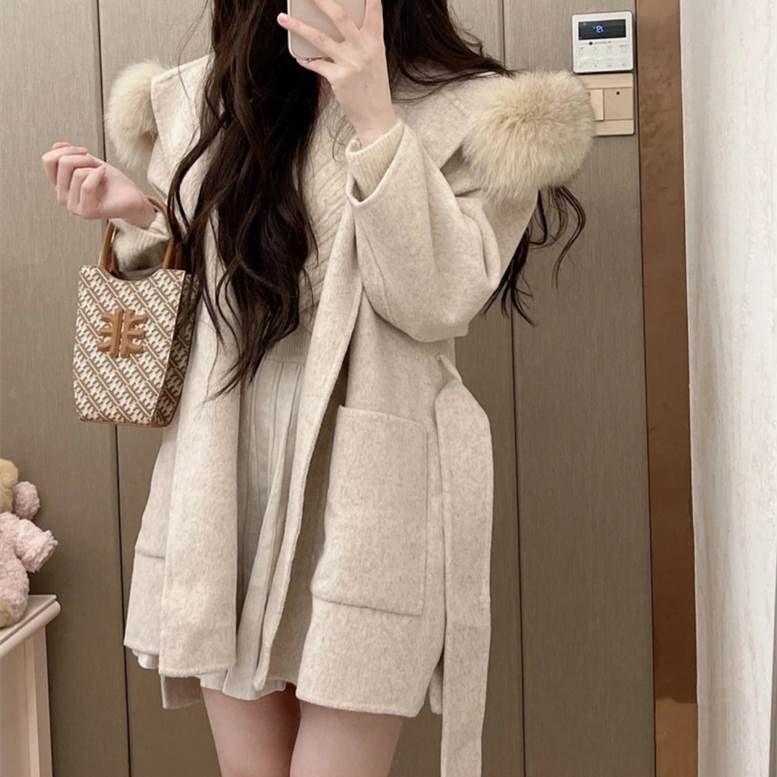 ファーフード付き ショート コート 秋 冬 アウター レディース ファー付き ショート丈 ハーフコート ウエストリボン 個性的 ポケット付き フェミニン ライトベージュ 大人可愛いガーリー キュート