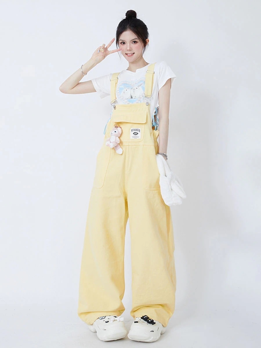 ドーパミンはレトロなオーバーオールを着て女性ブランドの黄色ジーンズを着てゆったりとしたカジュアルパンツを着ているコーデ完成サロペット