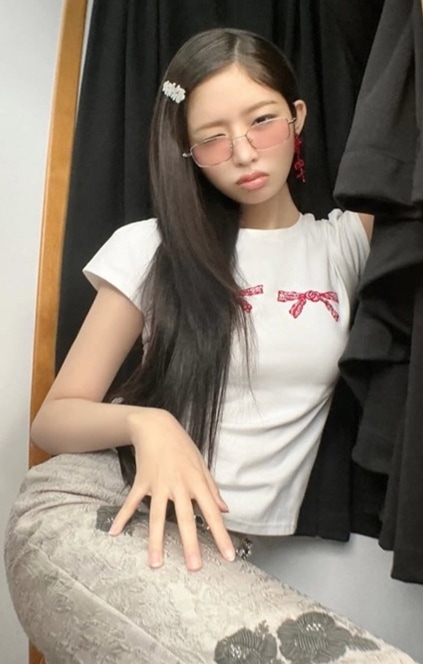 [IVEレイ着用] RIBBON T-SHIRTS (2 COLORS)