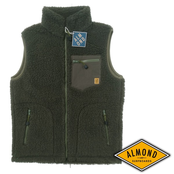 アーモンドサーフボードデザイン メンズ ボア ベスト オリーブ Boa Vest Almond