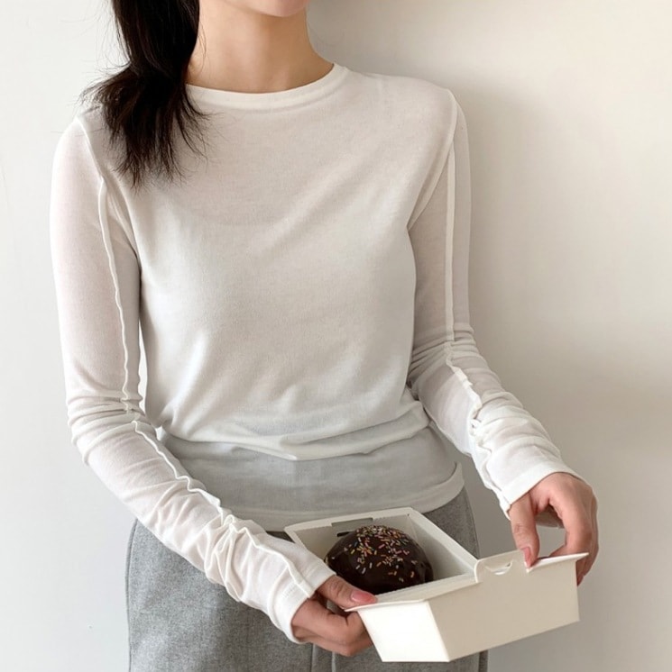 カジュアルロンＴ トップス Tシャツ シャツ プルオーバー 白シャツ 袖あり 長袖 萌袖 Uネック ラウンドネック スリム ストレート Iライン スマート かわいい 大人可愛い シンプル カジュアル