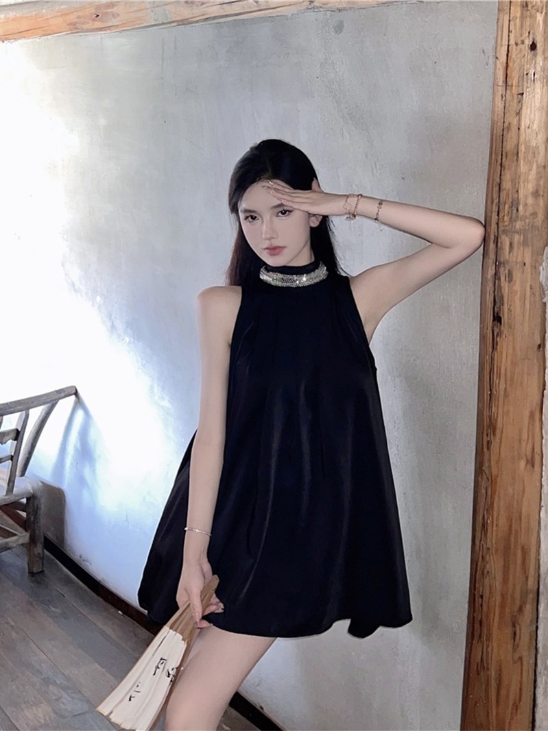 スパンコール サテンワンピース ワンピース ワンピドレス ミニ丈 袖なし ノースリーブ ラウンドネック Aライン 薄手 きれいめ シンプル 大人 上品 おしゃれ お洒落 大人女子 こなれ感 エレガント