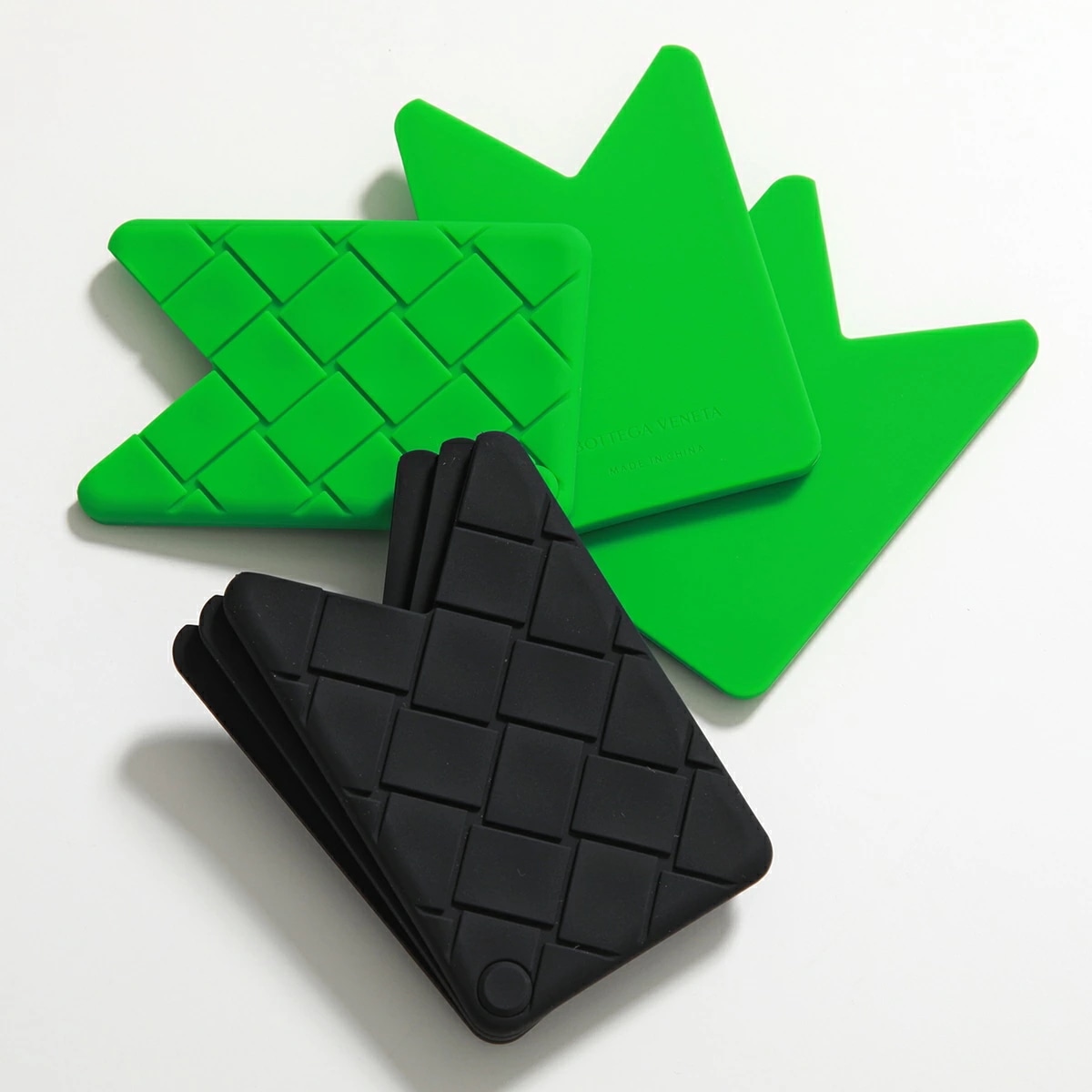 BOTTEGA VENETA ボッテガヴェネタ カードケース 778125 V0EY0 メンズ イントレチャート ラバーシリコン ファンシェイプ カラー2色