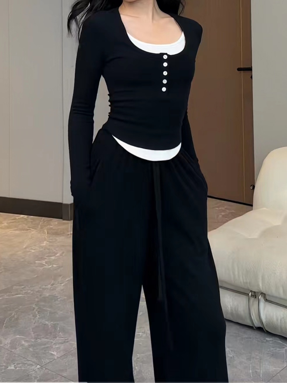 春秋のスーツの2件の長袖のTシャツの女性の偽りの短い上着+幅の狭い版のカジュアルなズボンのファッションの2点セット潮