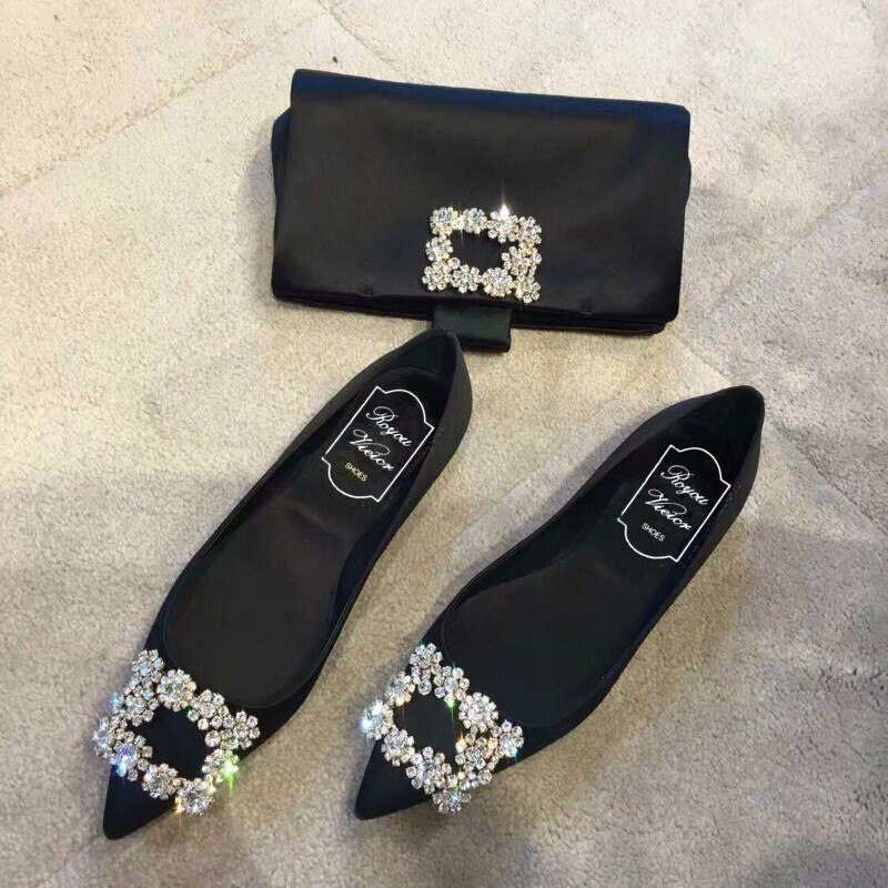 パンプス ポインテッドトゥ シューズ 靴 サテン ビジュー ラインストーン フラットヒール ローヒール レディース シンプル きれいめ 上品 大人可愛い カジュアル おしゃれ かわいい
