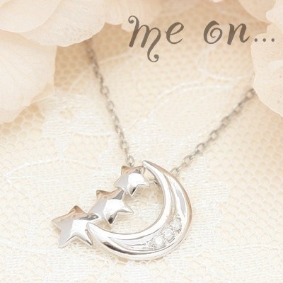 me on... 三ツ星と月のダンス K10ホワイトゴールド WG ムーン＆スリースター天然ダイヤモンドネックレス