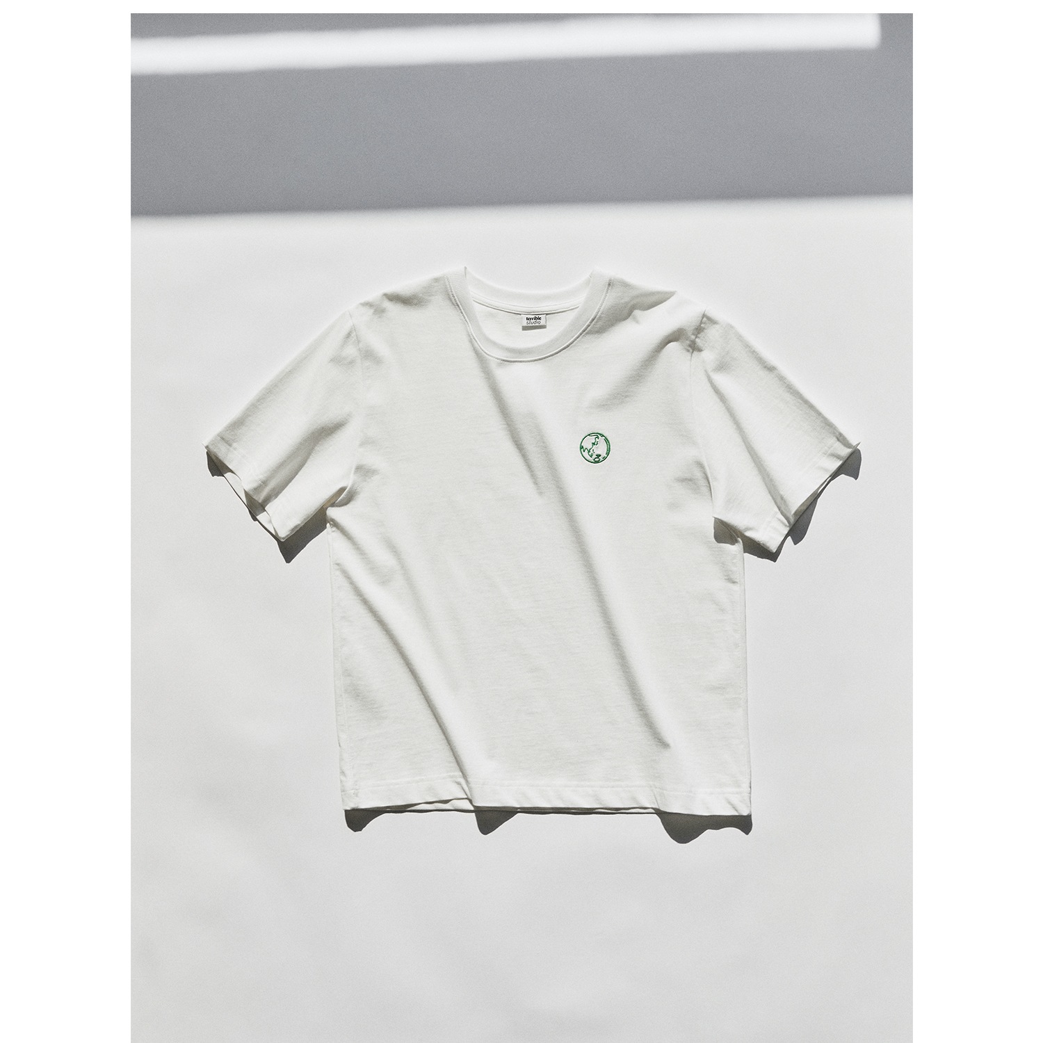 earth刺繡オーガニックコットンＴシャツホワイト