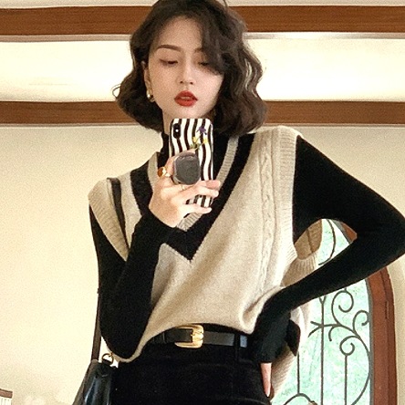 Vネックニットベスト トップス ベスト Vネック ニット かわいい 大人可愛い きれいめ 大人 上品