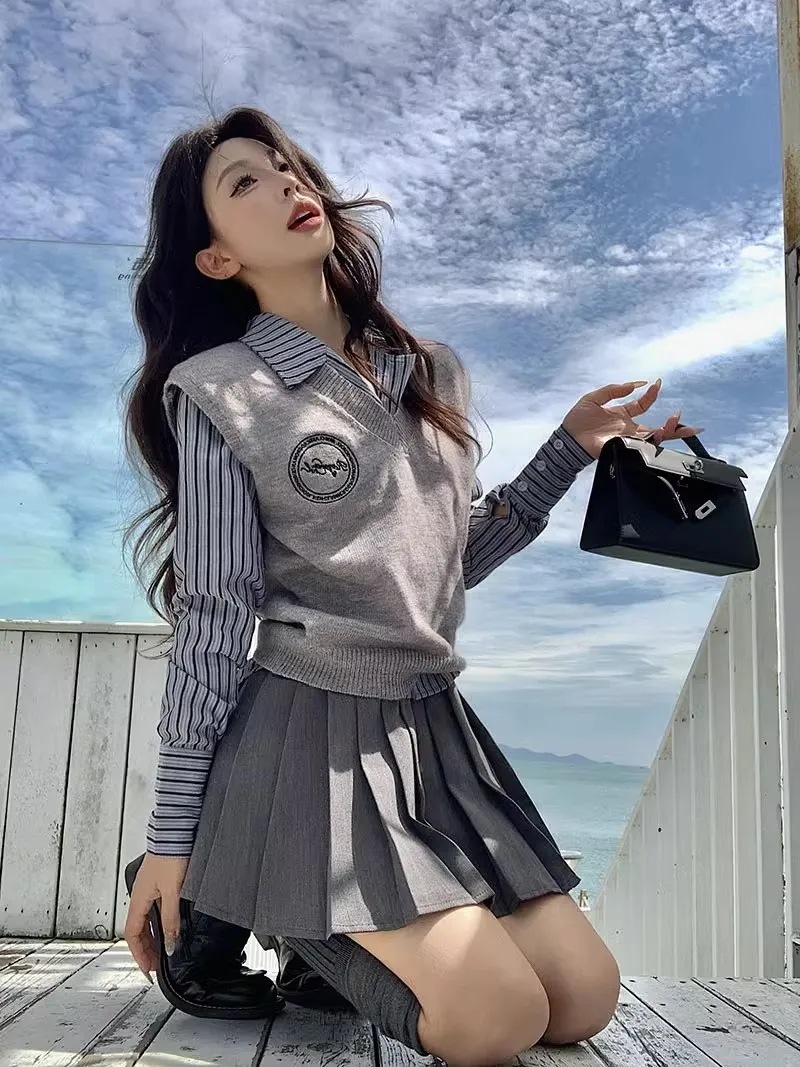 学院の秋の新型スーツ上着ストライプ春秋シャツやせて見えるニットセーターベストプリーツスカート3点セット