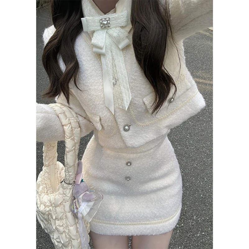 秋冬にぴったりな厚手の暖かいショートジャケットとボディコンミニスカートが特徴のエレガントで洗練されたレディースのツーピースセットです 4,830円