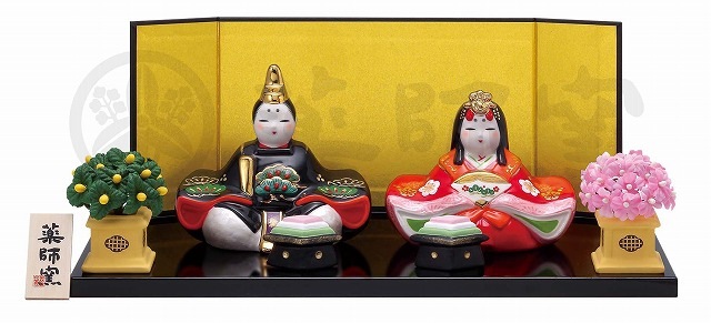 ひな祭りを飾る 縁起の良い雛人形彩絵　親王飾り雛(蒔絵調)