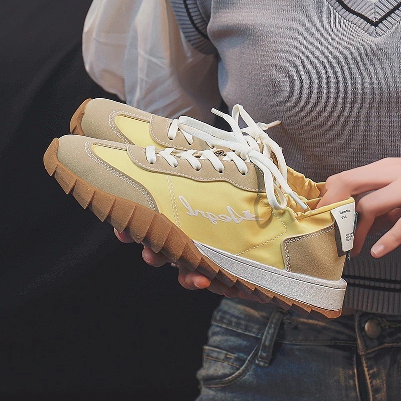 スポーツシューズを実行している韓国の2024新しい夏の軽い通気性のカジュアルな靴の学生