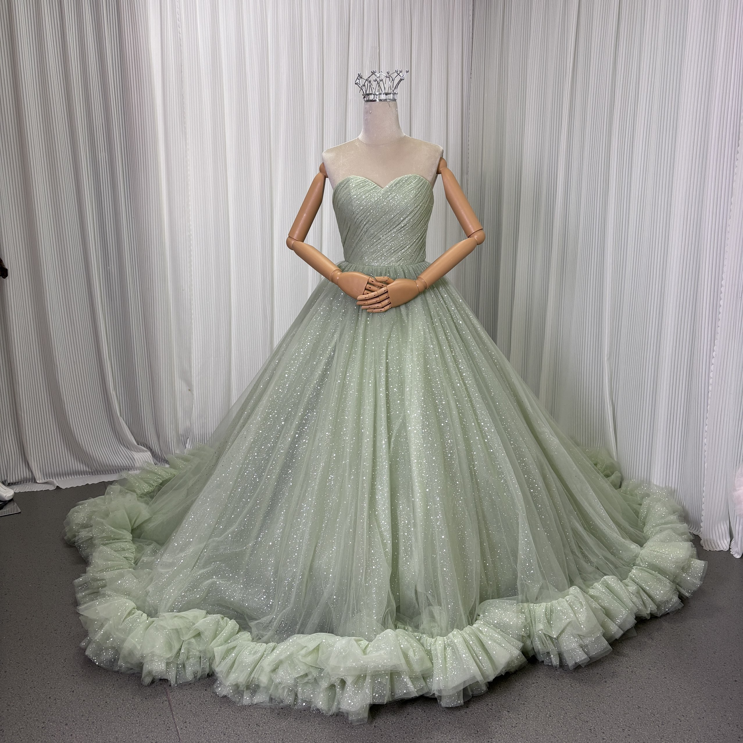 カラードレス グリーン ビスチェドレスー シークインチュール ボリュームドレス スリット 華やかなトレーン 結婚式