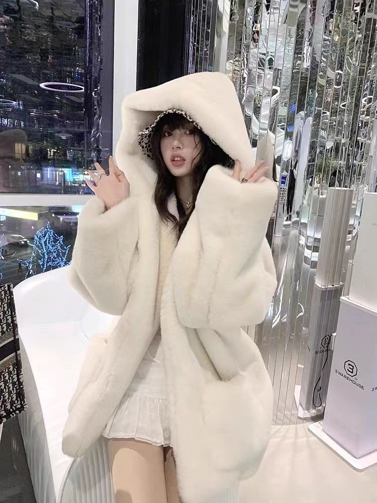 秋冬の新作ウサギ毛皮を模したコート女性用ロングワンピースラム毛の怠け者コート白クマ30%までに制限