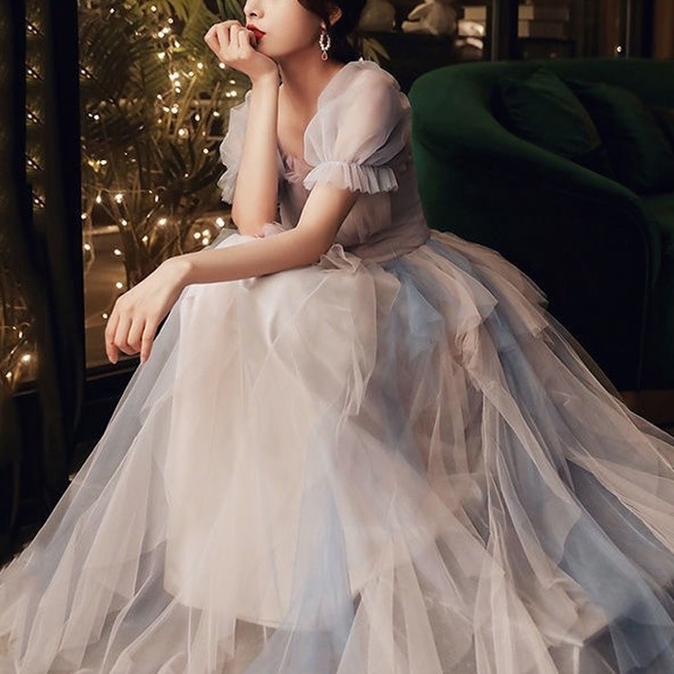 ドレス 衣装 ウエディングドレス 披露宴ドレス カラードレス ロングドレス 半袖 パフスリーブ ウエストマーク 胸元 シースルー シアー素材 ロング丈 ステージドレス 発表会 フレア かわいいドレス