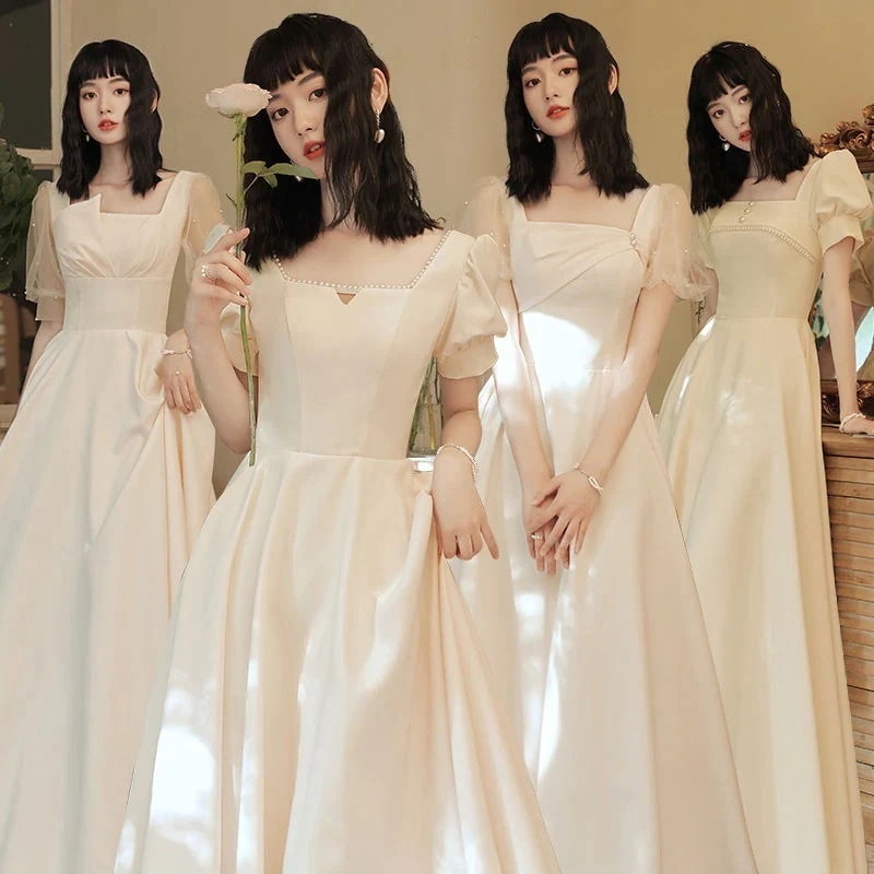 シャンパンロングホステス女性のドレスの結婚式の