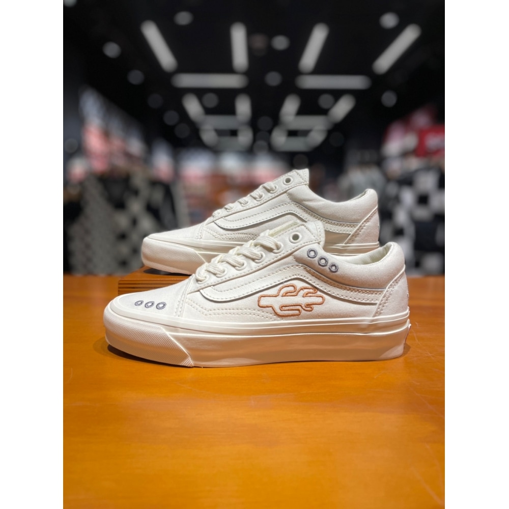 バンズ [バンズ] ユニセックスデザートフローラル MTE オールドスクールスニーカー (ホワイト) (VN000CY2FS8)