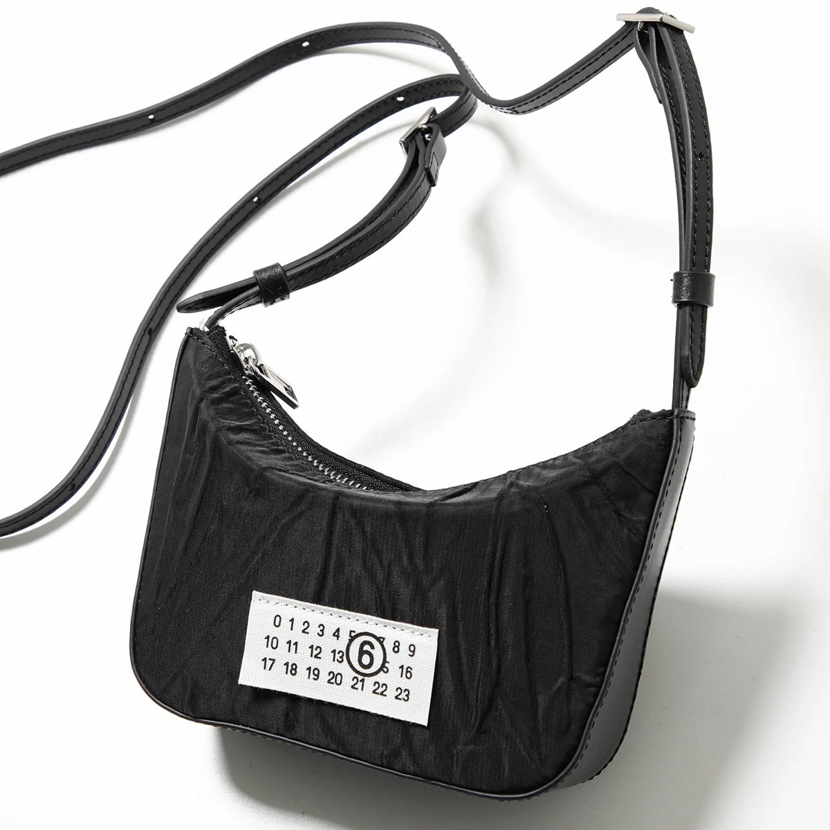 MM6 エムエムシックス メゾンマルジェラ ショルダーバッグ SB5ZI0008 P6994 メンズ Numeric ナイロン ミニバッグ ナンバリングロゴ 鞄 T8013