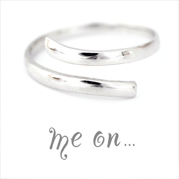 me on...やわらかな曲線が優しい印象を与える Gentle angel K10ゴールドフリーアークリング お届けまで２３週間程度 空間を意識したデザインがリングの自由度をぐんと上