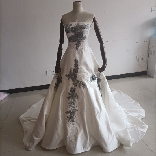エレガント オフホワイト ドレス Aライン ベアトップ 繊細レース 結婚式/披露宴 42,890円