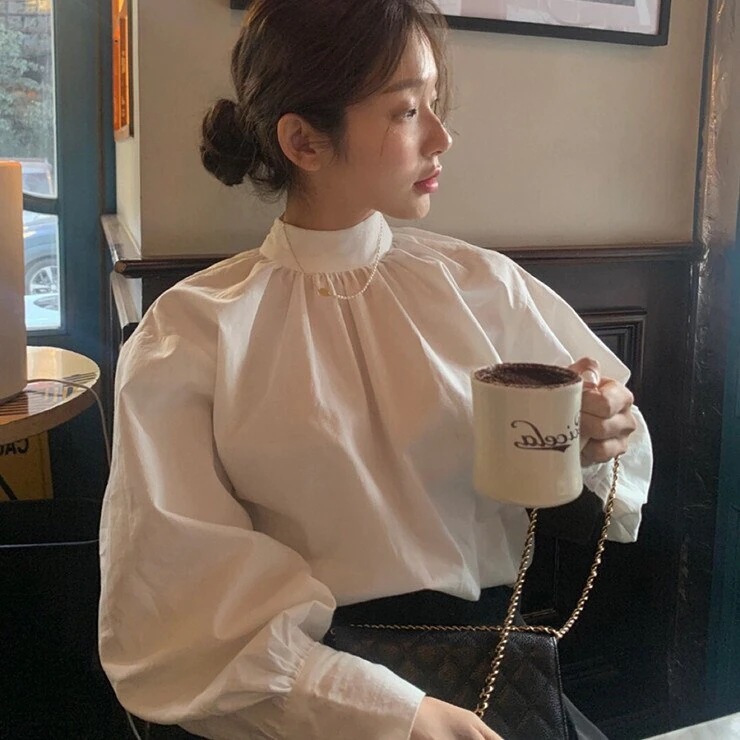 ブラウス　トップス シャツ　襟なし　クロップド　白シャツ　甘め　春　秋　Vネック　フレア　ワイド　オーバーサイズ　フリル　シースルー　シフォン袖　ふわふわ　キレイ目　おしゃれ　大人可愛い　エレガント