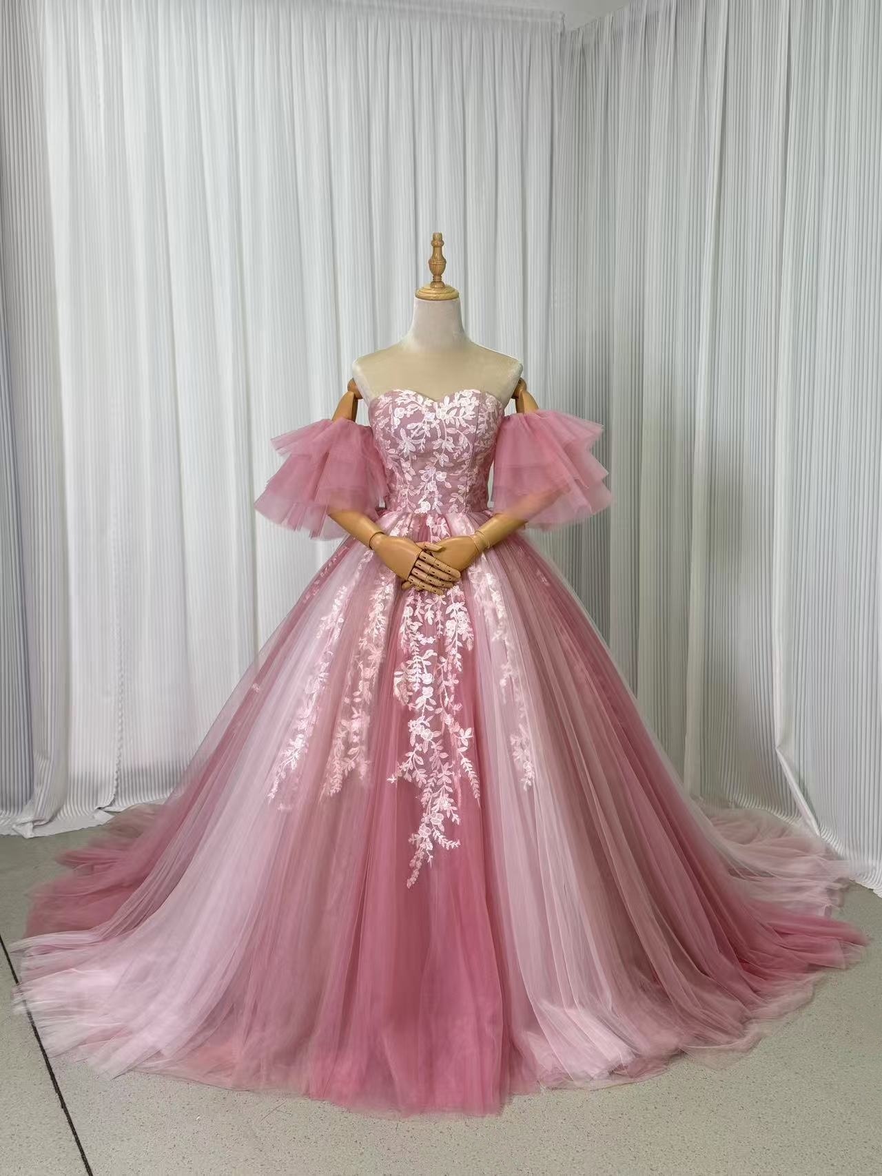 カラードレス ピンク フリル袖 編み上げ キラキラ光る刺繍 華やかなトレーン ソフトチュール 花嫁 前撮り