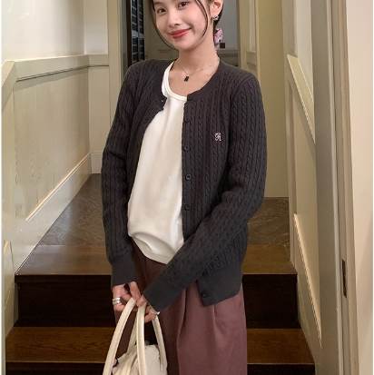 クーポン有刺繍 ツイストニット 長袖 ラウンドネック カーディガン セーター トップス アウター ニット 個性的 春 普通丈トップス 襟なし スリム ストレート 羽織り 前開き すっきり 編み込み ボ