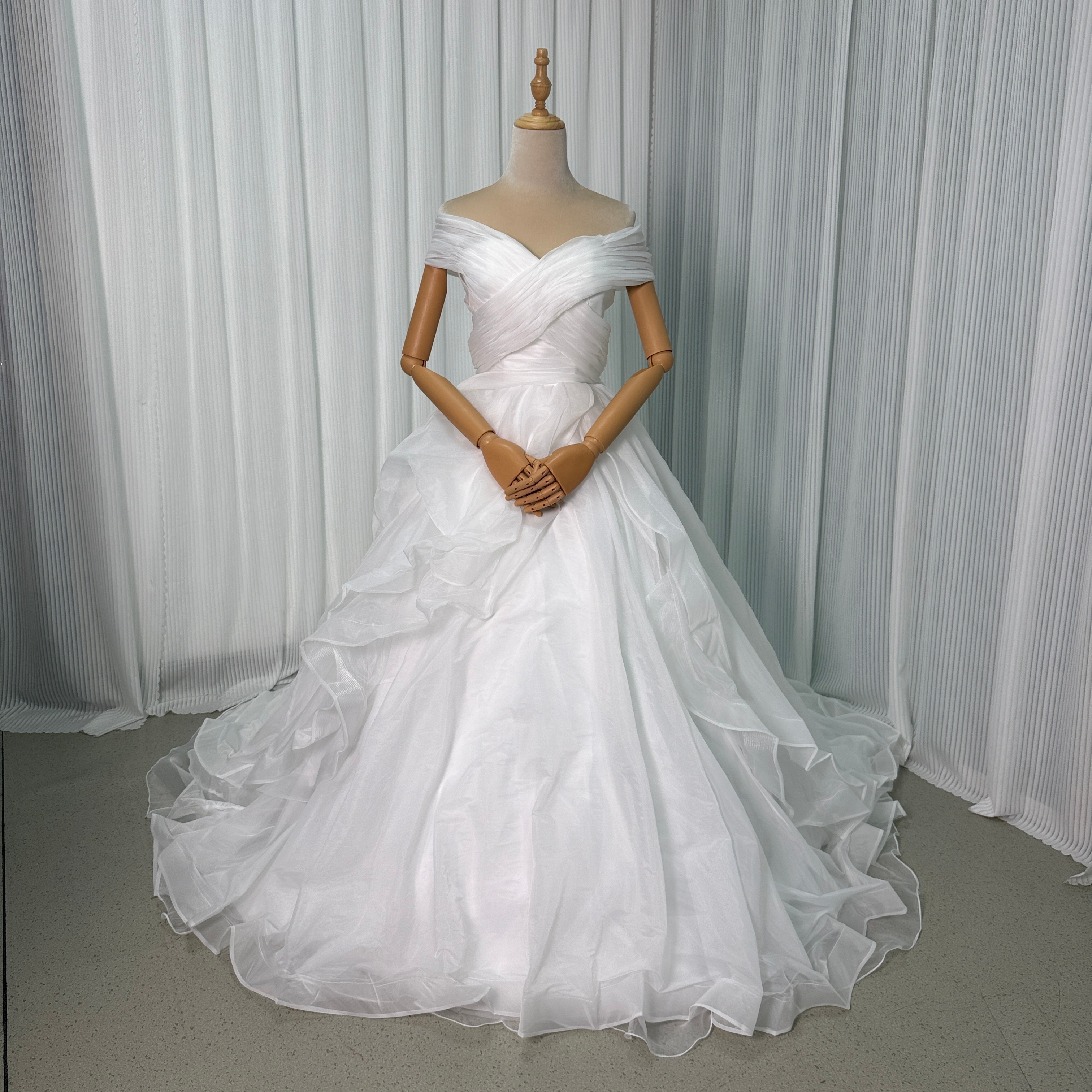 ウェディングドレス 取り外しオフショルダー ラッフルフリル 編み上げ フリルドレス 前撮り 韓国風ドレス