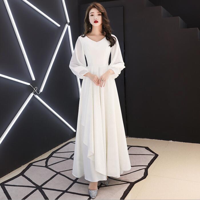 ウェディングドレス シンプル フレア 長袖 サラリと着こなす「自然体ドレス」少人数婚やフォトウエディングで人気着後ﾚﾋﾞｭｰ特典パフスリーブ 袖有 モダンな大人デザイン やわらかな素材感 白ワンピース