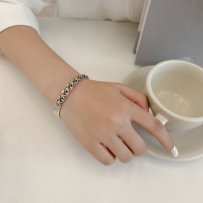 女性用短めが可愛い チョーカーネックレス ヨーロッパとアメリカ レトロ クロスフラワーオールドブレスレットカップルストリートヒップホップタイドブランドins女性 個性オープンブレスレットブレスレット ブレスレット 好評にて期間延長 Vivalafocaccia Com