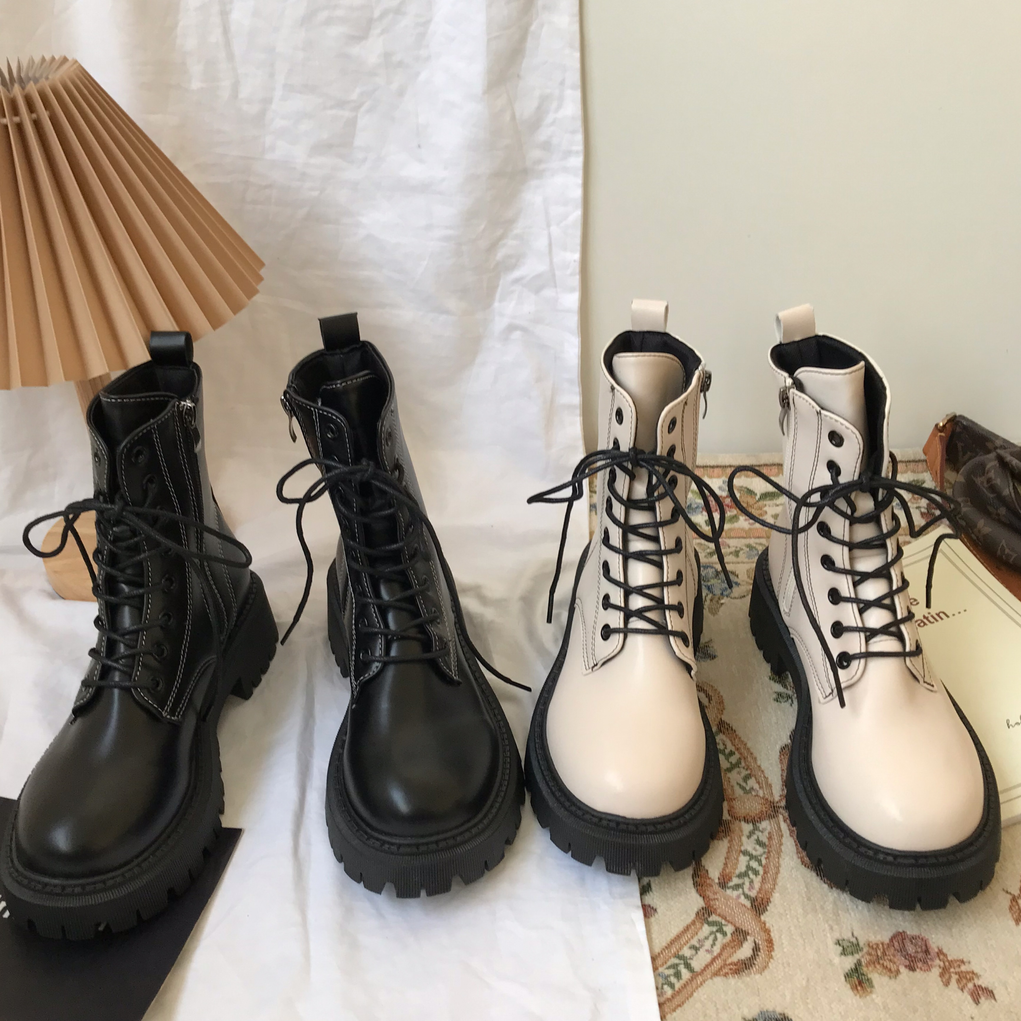 レディース ブーツ 太ヒール 4cm ラウンドトゥ かわいい 大人可愛い シンプル 上品 おしゃれ かっこいい エレガント ボーイッシュ クール モード セクシー 主役級 存在感 マニッシュ