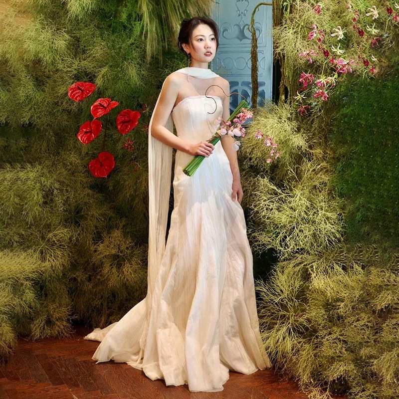 シンプルなフランスの軽いウェディングドレスは高級感のある白い森系の婚約ドレスのスカートの小さな花嫁がお客さんを迎えに出かけます