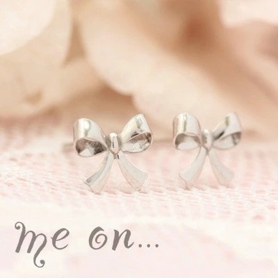me on... 手で結んだような繊細な手作り感が上品 K10ホワイトゴールドシンプル リボン