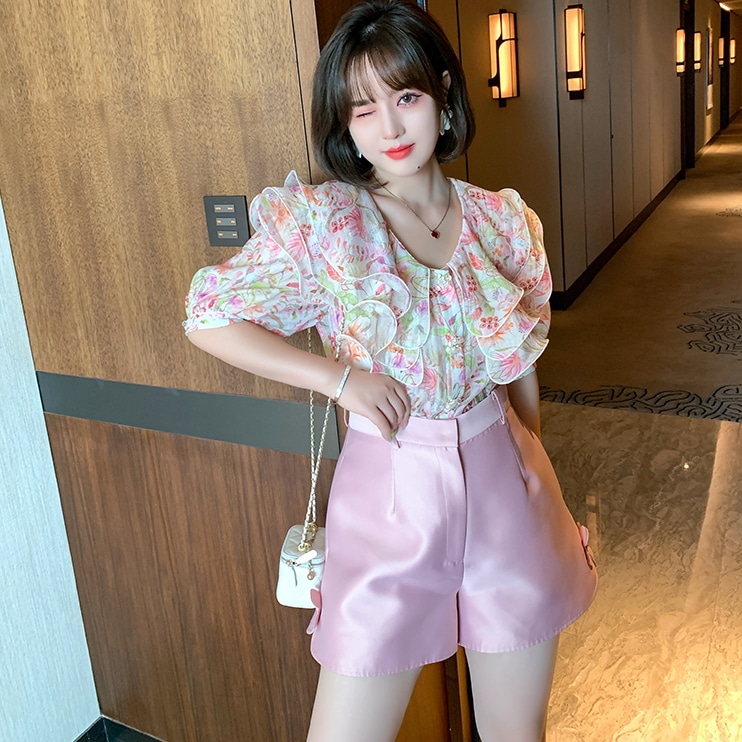 セットアップ シャツ ブラウス ショートパンツ ショート ショート丈 袖あり 半袖 パフスリーブ Vネック フリル ハイウエスト 上下セット 2点セット ツーピース かわいい 大人可愛い きれいめ