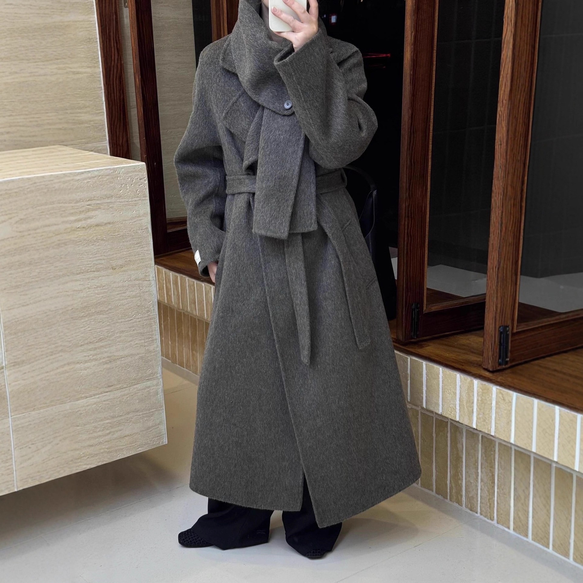 スカーフ付きの新しいスタイルの両面ウールコートロングワイドフィットベルト付きデザイン厚手で暖かいカシミアウールコート韓国スタイル