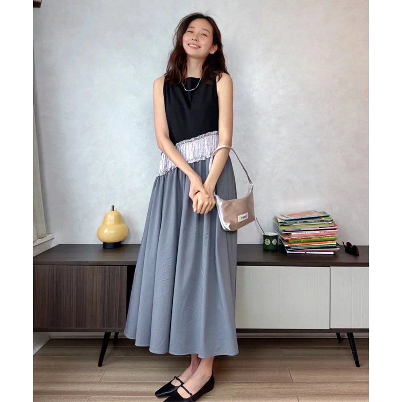 撞色継ぎ手ワンピース女 2025春夏新小人数デザイン感袖なしスリムA字ロングスカート